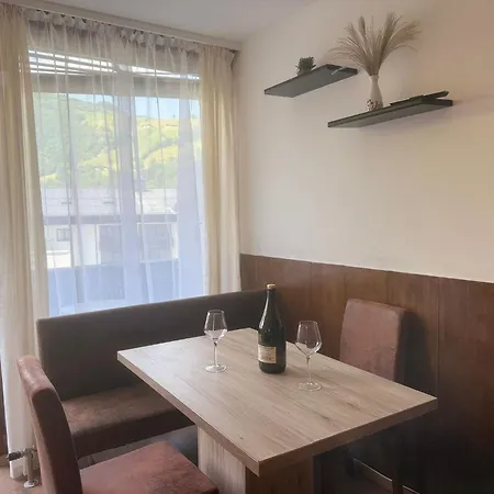 Апартаменты Alpine Escape With Kitzsteinhorn View